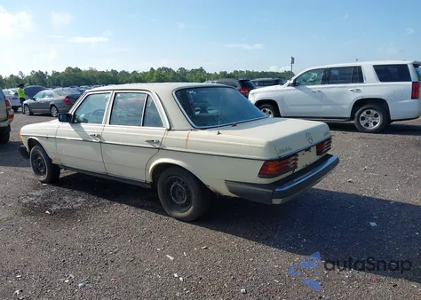 1981 Mercedes-Benz 240 D z USA, uszkodzony, nr VIN WDBAB23A5BB257384